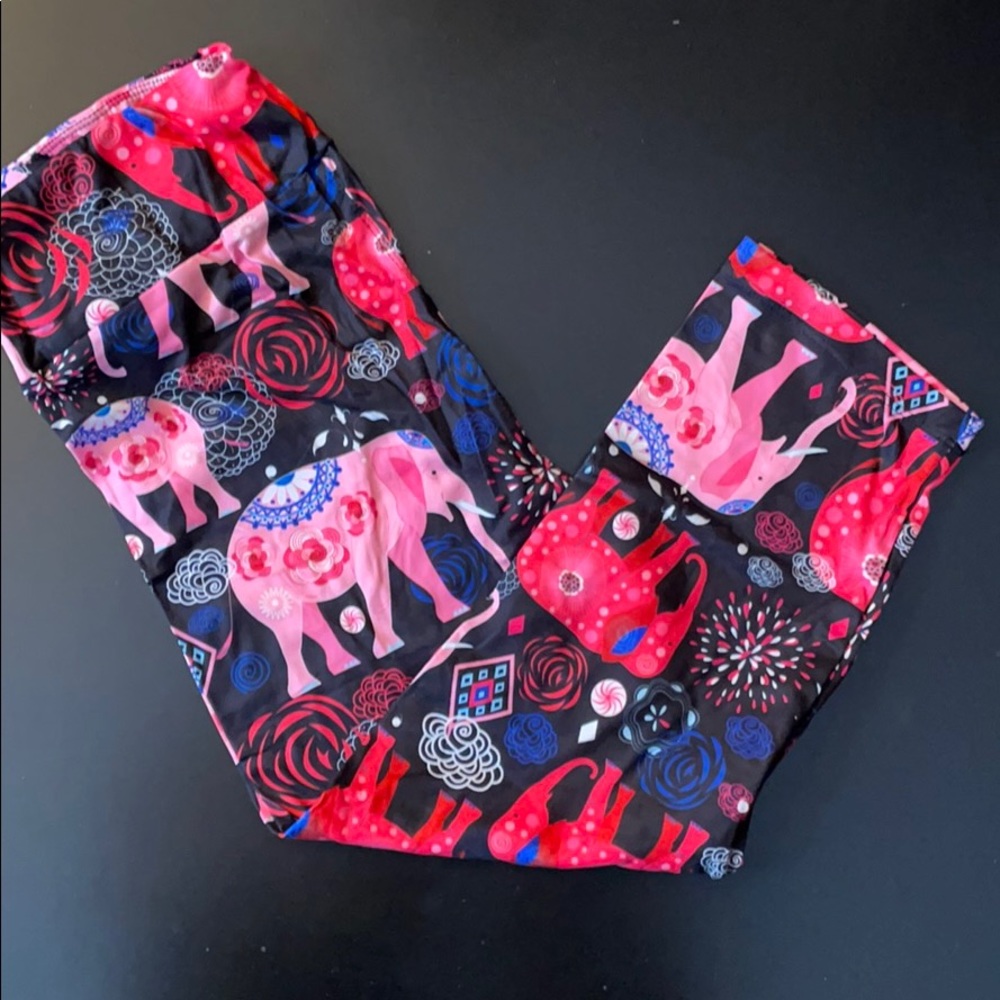 Fabulegs elephant Capri medium leggings.